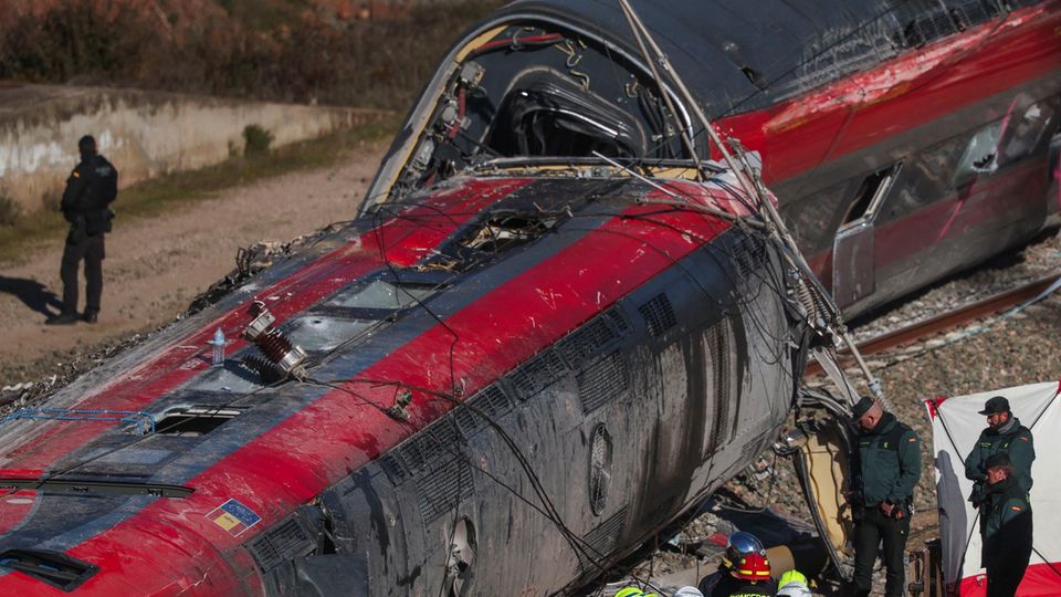 Nach dem Zugunglück: In dem "Trümmerhaufen aus Metall" liegen wohl noch weitere Leichen liegen, so spanische Behörden