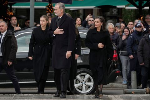 Spaniens König Felipe und seine Familie nehmen Abschied von der "schrulligen Tante". Foto: Petros Giannakouris/AP/dpa