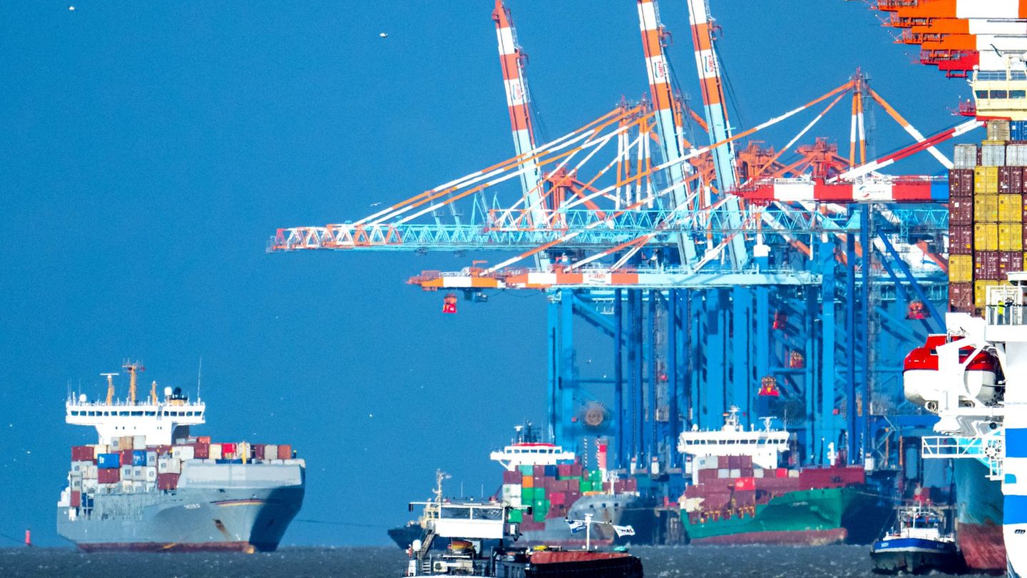 Für militärisch nutzbare Hafeninfrastruktur sollen 1,35 Milliarden Euro vom Bund nach Bremerhaven fließen. (Archivbild) Foto: Si