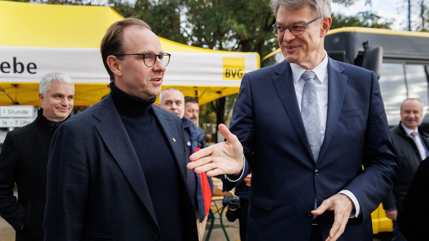 BVG-Chef Falk(l) und Bundesverkehrsminister Schnieder stellen fahrerlose Shuttles vor, die im öffentlichen Nahverkehr unterwegs