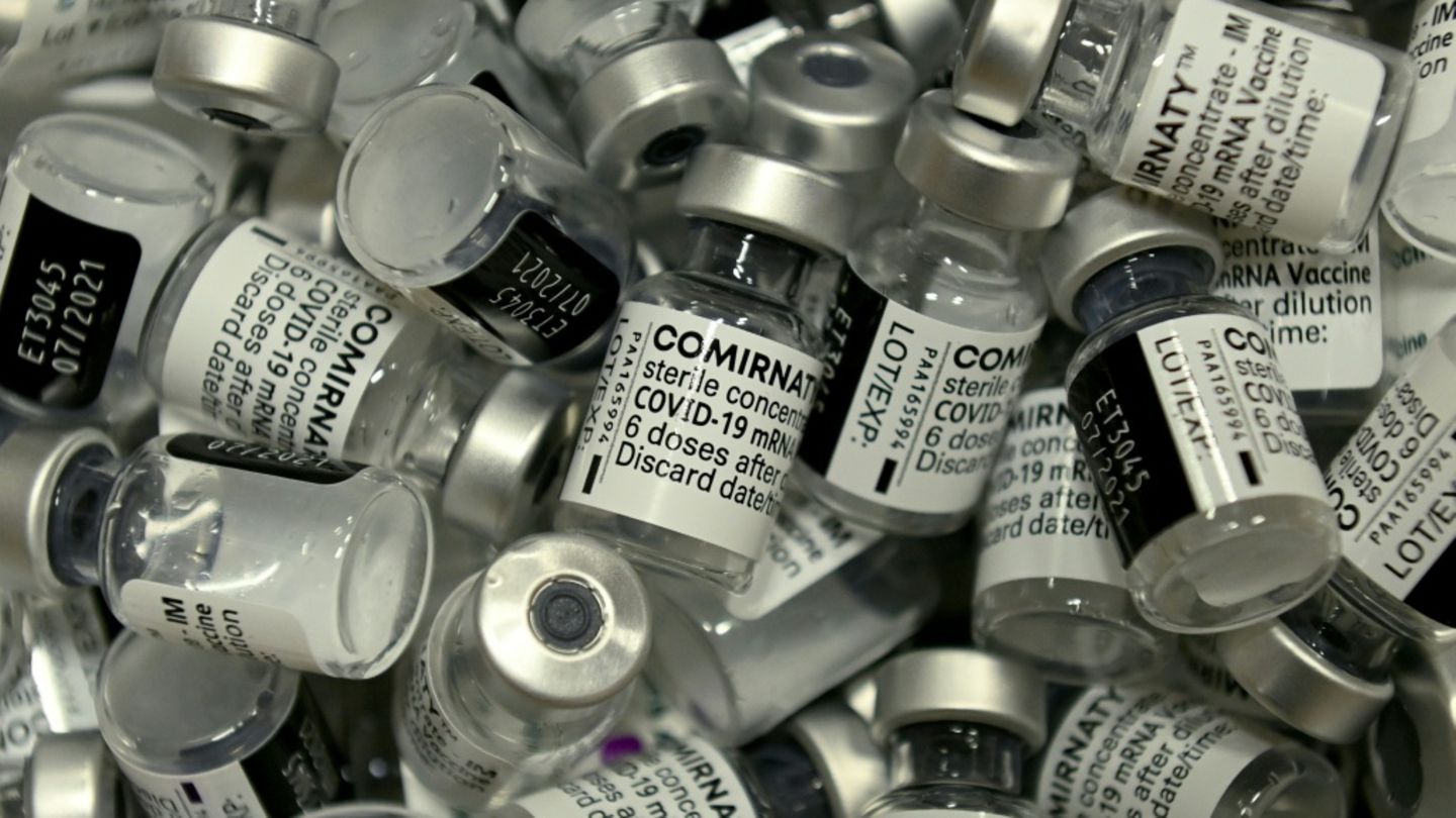 Leere Impfstoffdosen in Impfzentrum 2021