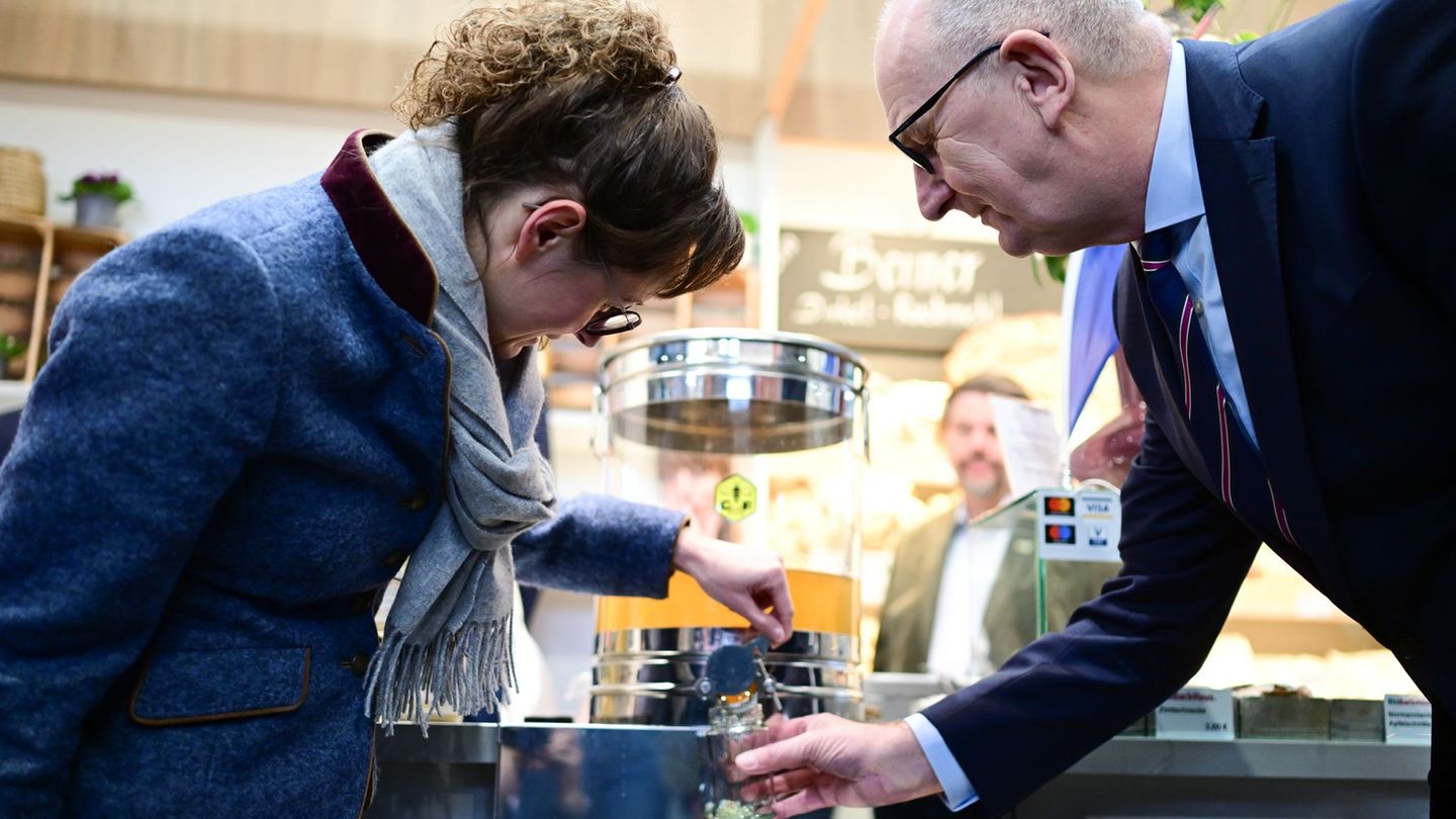 Da fließt Honig raus: Agrarministerin Hanka Mittelstädt und Ministerpräsident Dietmar Woidke (beide SPD) in der Brandenburg-Hall