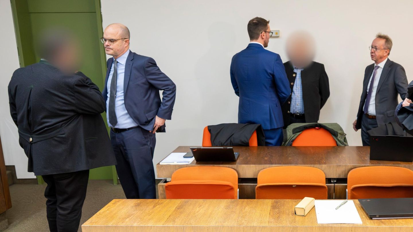 Die zwei angeklagten Bahnmitarbeiter (gepixelt) mit ihren Anwälten im Gerichtssaal am Landgericht München II