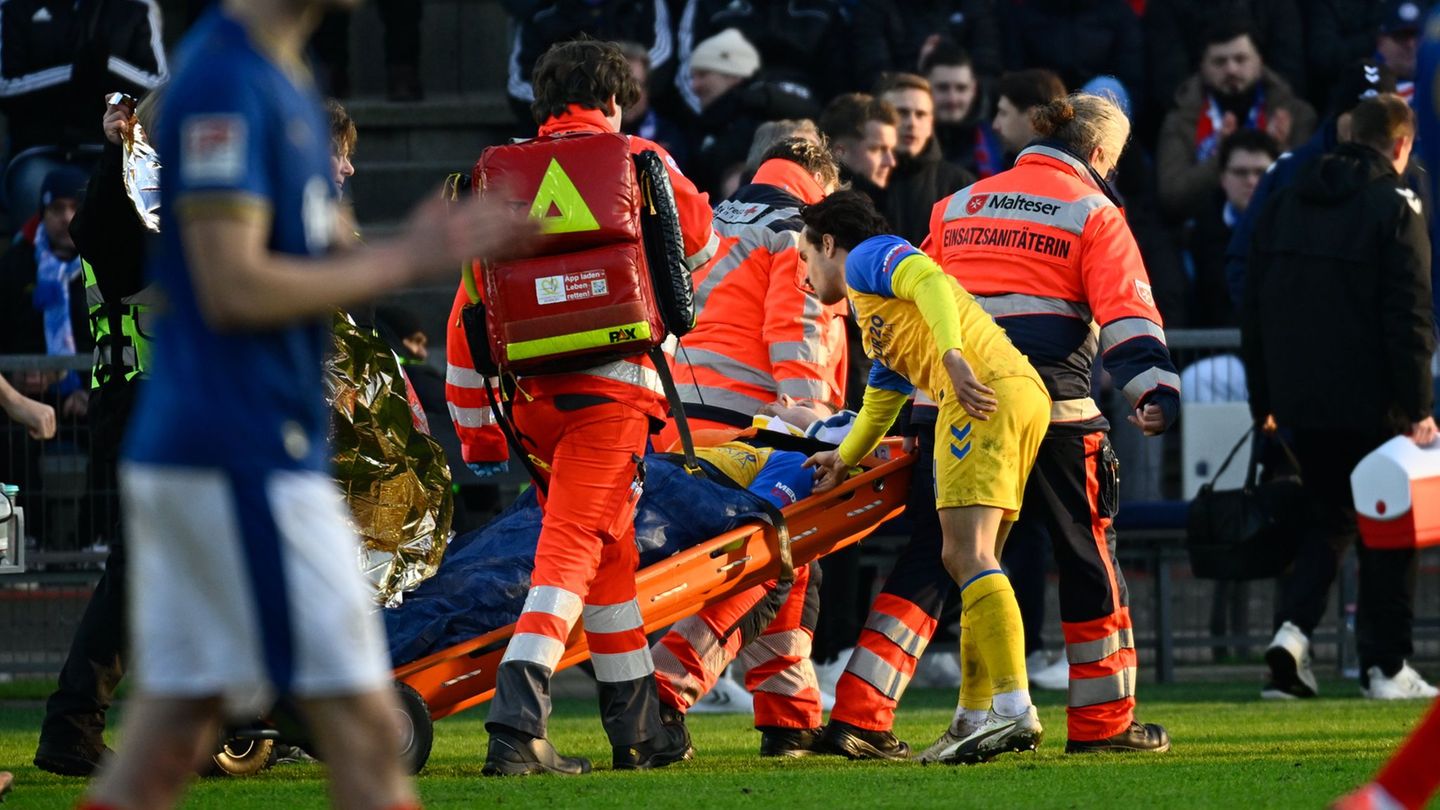 Paderborns Spieler Calvin Brackelmann wird nach einer Verletzung von Sanitätern auf einer Trage vom Spielfeld gebracht. Foto: Gr