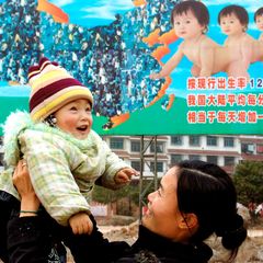 In China bekommen die Menschen stetig weniger Kinder. Zu den Gründen zählt, dass in großen Städten Erziehungs- und Bildungskosten hoch sind, heißt es. Die Regierung versucht seit dem vergangenen Jahr, mit Kindergeld und Steuern auf Verhüttungsmittel gegenzusteuern. Im Jahr 2025 sank die Geburtenrate sogar auf 0,98 Kinder pro Frau