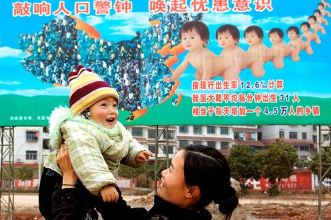 In China bekommen die Menschen stetig weniger Kinder. Zu den Gründen zählt, dass in großen Städten Erziehungs- und Bildungskosten hoch sind, heißt es. Die Regierung versucht seit dem vergangenen Jahr, mit Kindergeld und Steuern auf Verhüttungsmittel gegenzusteuern. Im Jahr 2025 sank die Geburtenrate sogar auf 0,98 Kinder pro Frau