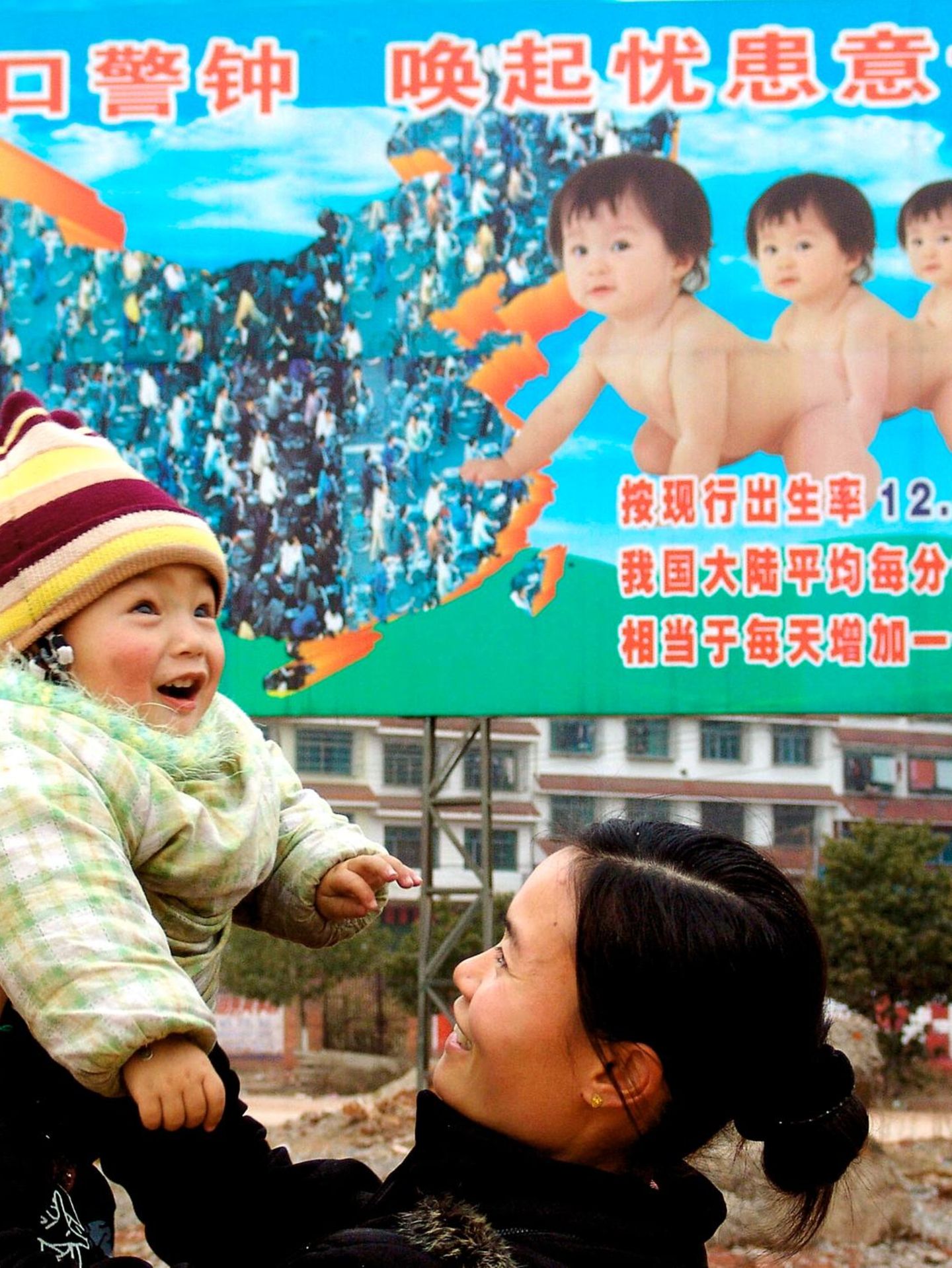 In China bekommen die Menschen stetig weniger Kinder. Zu den Gründen zählt, dass in großen Städten Erziehungs- und Bildungskosten hoch sind, heißt es. Die Regierung versucht seit dem vergangenen Jahr, mit Kindergeld und Steuern auf Verhüttungsmittel gegenzusteuern. Im Jahr 2025 sank die Geburtenrate sogar auf 0,98 Kinder pro Frau