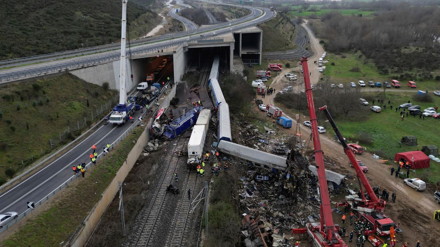 Beim Zusammenstoß eines Güterzugs mit einem Personenzug kommen 57 Menschen ums Leben. Im offiziellen Unfallbericht ist vom desolaten Zustand der griechischen Bahn und schlechten Sicherheitsvorkehrungen die Rede