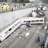 Beim schwersten Bahnunglück in Spanien seit 40 Jahren kommen nahe der Pilgerstadt 80 Menschen ums Leben. Der Hochgeschwindigkeitszug biegt kurz vor dem Bahnhof zu schnell in eine Kurve und entgleist