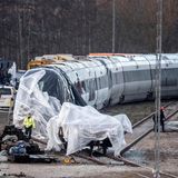 Auf der Ostseebrücke über den Großen Belt wird ein Personenzug von einem wahrscheinlich unzureichend befestigten Auflieger eines entgegenkommenden Güterzugs getroffen. Acht Menschen sterben. Damals stürmte es heftig