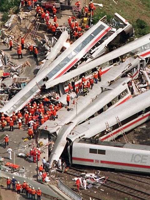 Bei Eschede in Niedersachsen zerschellen Waggons eines ICE an einer Straßenbrücke. 101 Reisende sterben, Dutzende werden schwer verletzt. Ein gebrochener Radreifen hatte den Zug zum Entgleisen gebracht