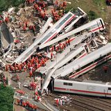 Bei Eschede in Niedersachsen zerschellen Waggons eines ICE an einer Straßenbrücke. 101 Reisende sterben, Dutzende werden schwer verletzt. Ein gebrochener Radreifen hatte den Zug zum Entgleisen gebracht