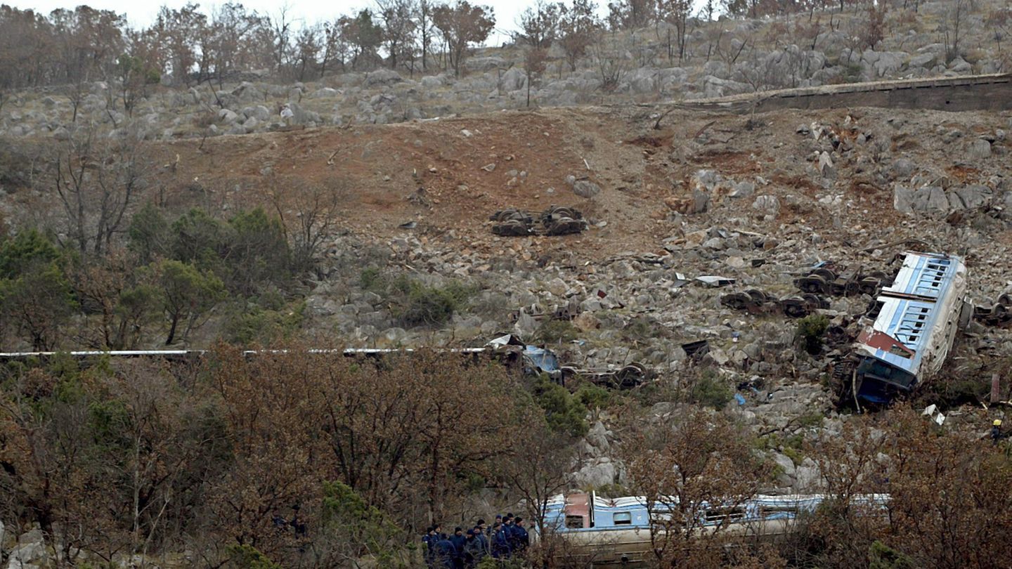 Nahe der Hauptstadt Podgorica entgleist ein Regionalzug, mehrere Waggons stürzen in eine Schlucht. Die Bremsen hatten versagt. Mehr als 40 Menschen sterben