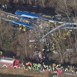 Zwölf Menschen sterben, als auf der eingleisigen Strecke zwischen Rosenheim und Holzkirchen zwei Nahverkehrszüge frontal ineinander rasen. Weil er durch Handyspielen abgelenkt war, wird der Fahrdienstleiter zu dreieinhalb Jahren Haft verurteilt