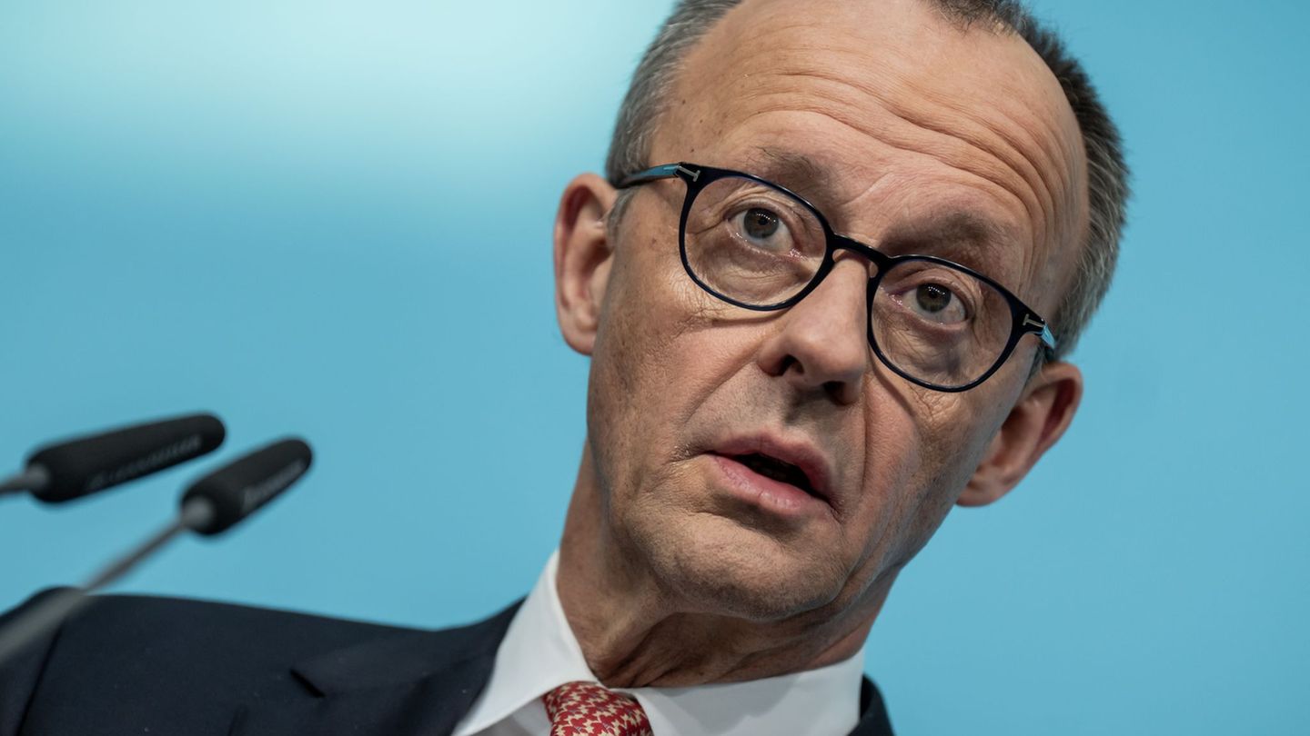 Kanzler Merz bekräftigt seine Kritik an der Höhe des Krankenstandes in Deutschland Foto: Michael Kappeler/dpa