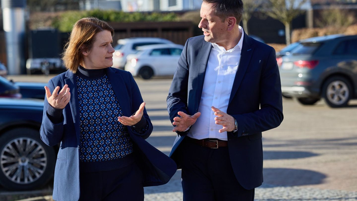 Niedersachsens Regierungschef Olaf Lies tauscht sich vor der Klausur mit seiner Stellvertreterin Julia Willie Hamburg aus. Foto: