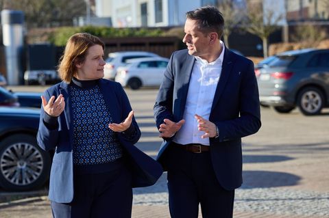 Niedersachsens Regierungschef Olaf Lies tauscht sich vor der Klausur mit seiner Stellvertreterin Julia Willie Hamburg aus. Foto: