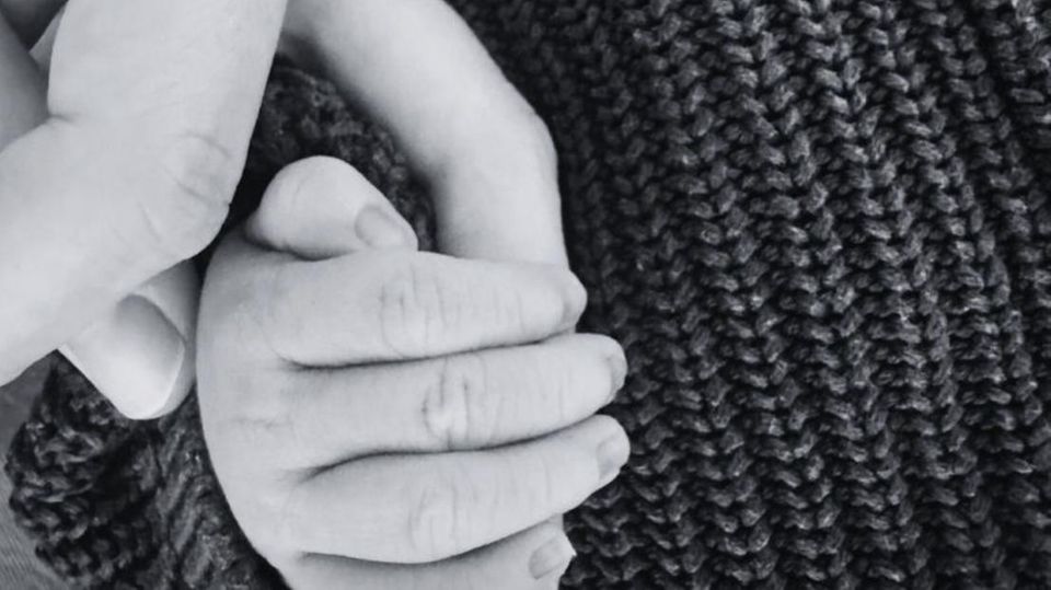 Auf ihrem Linkedin-Profil teilt Bundesbauministerin Verena Hubertz (SPD) dieses Foto und schreibt dazu: "Willkommen, kleines Wunder!"