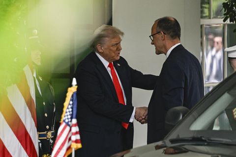 Friedrich Merz und Donald Trump schütteln vor dem Weißen Haus die Hände