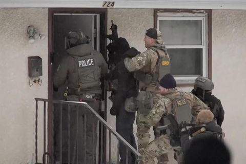 ICE‑Agenten zerren nackten Mann bei Minusgraden aus Haus