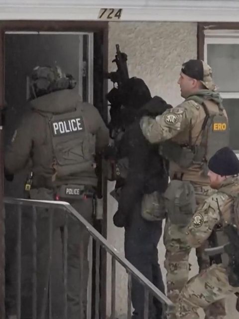 ICE‑Agenten zerren nackten Mann bei Minusgraden aus Haus