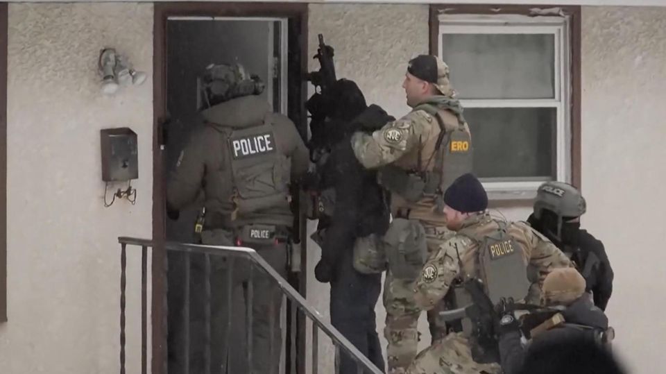 ICE‑Agenten zerren nackten Mann bei Minusgraden aus Haus