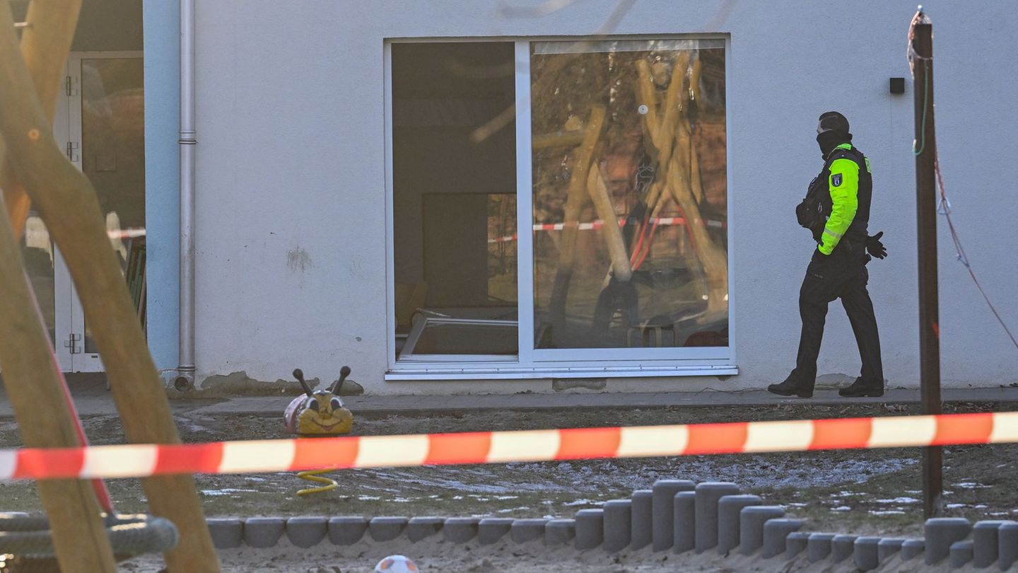 Ein Kind stirbt in einer Berliner Kita bei einem Unfall. Foto: Britta Pedersen/dpa
