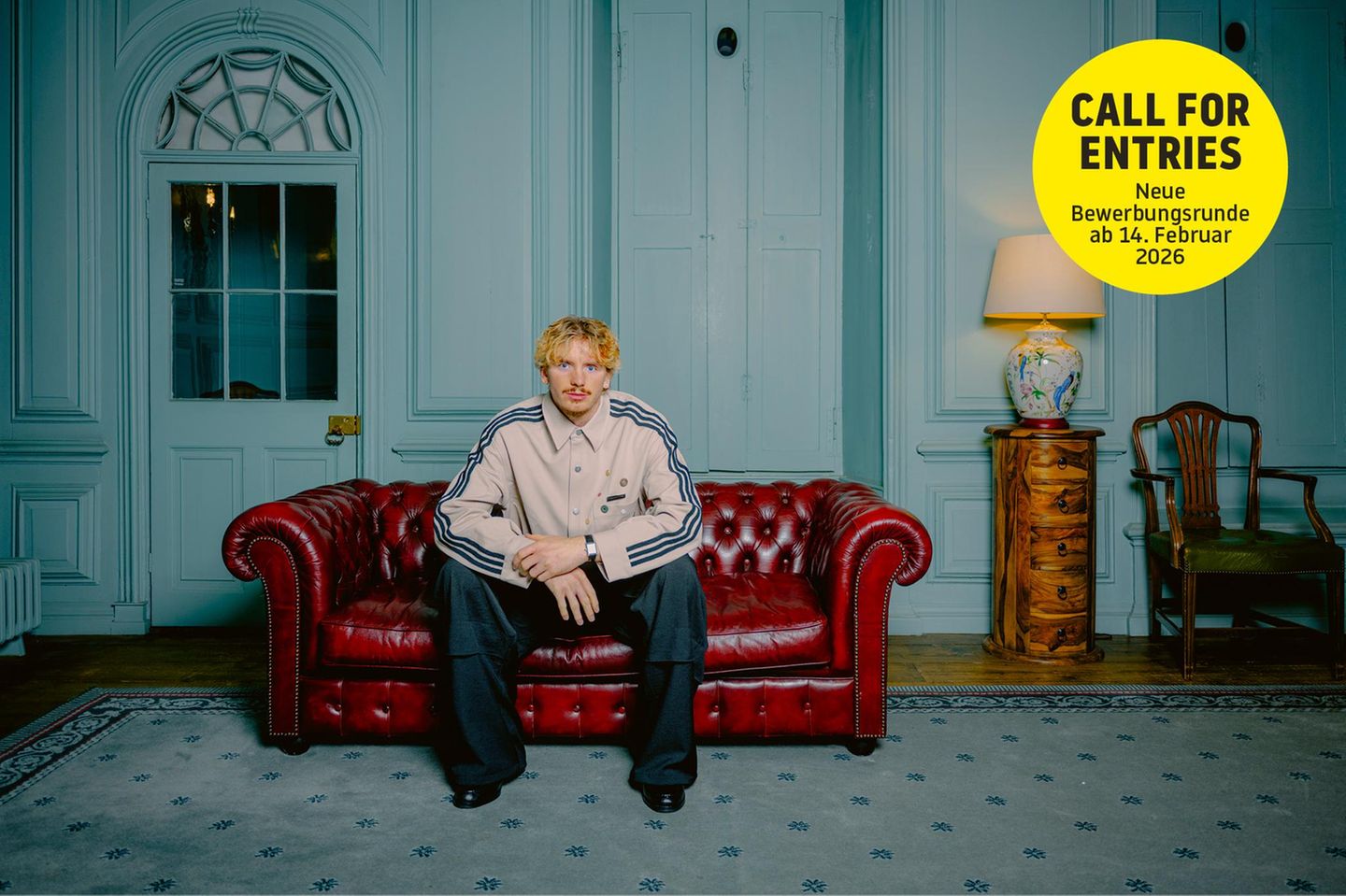 Nick Woltemade auf einem roten Ledersofa