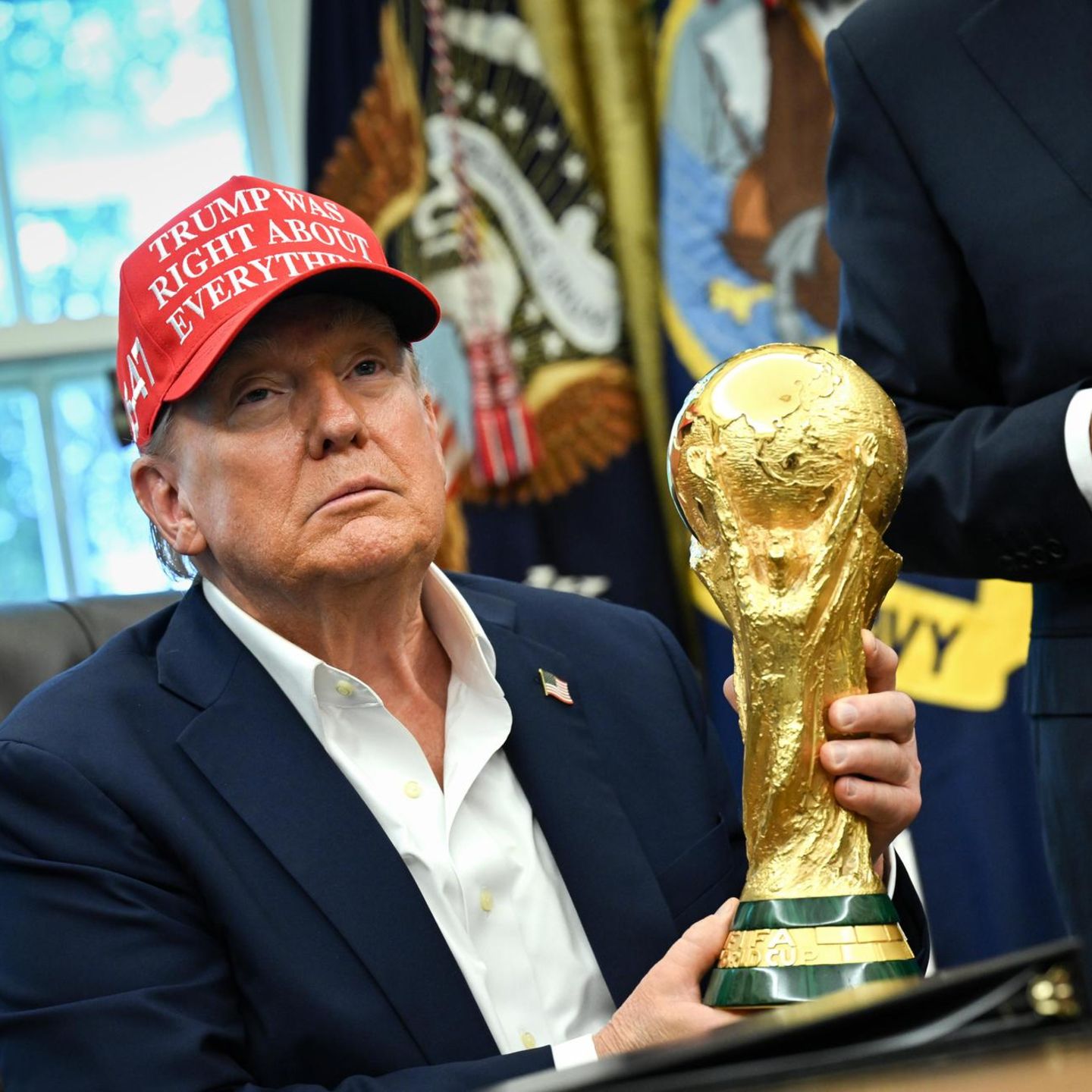 US-Präsident Donald Trump mit dem Fußball-Weltmeisterpokal