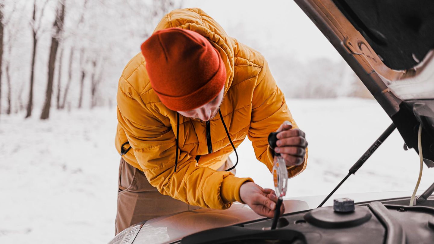 Autopanne an einem verschneiten Wintertag