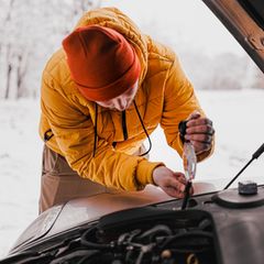 Autopanne an einem verschneiten Wintertag