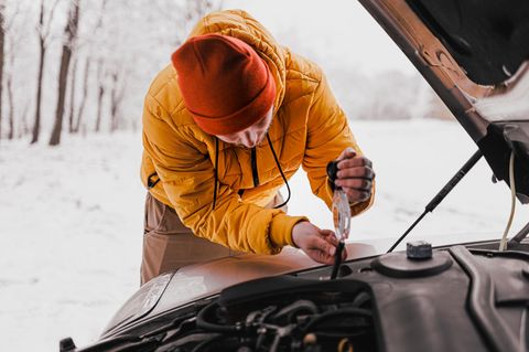Autopanne an einem verschneiten Wintertag