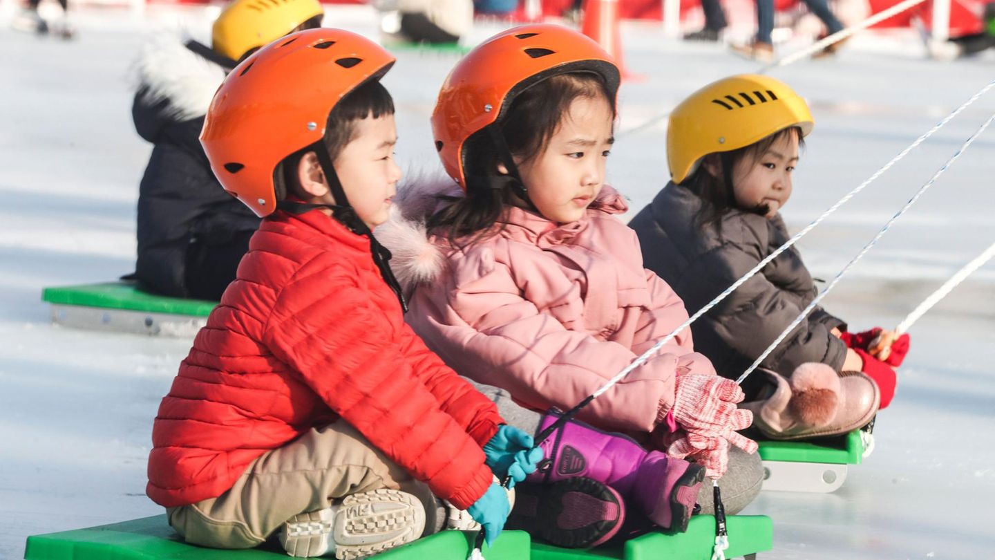 Südkorea ist Spitzenreiter: Nirgendwo auf der Welt kommen weniger Kinder zur Welt als hier. Der Geburtenrückgang hat Auswirkungen, z. B. streichen Universitäten ganze Studiengänge, weil es schlicht keine Studierenden gibt