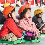 Südkorea ist Spitzenreiter: Nirgendwo auf der Welt kommen weniger Kinder zur Welt als hier. Der Geburtenrückgang hat Auswirkungen, z. B. streichen Universitäten ganze Studiengänge, weil es schlicht keine Studierenden gibt