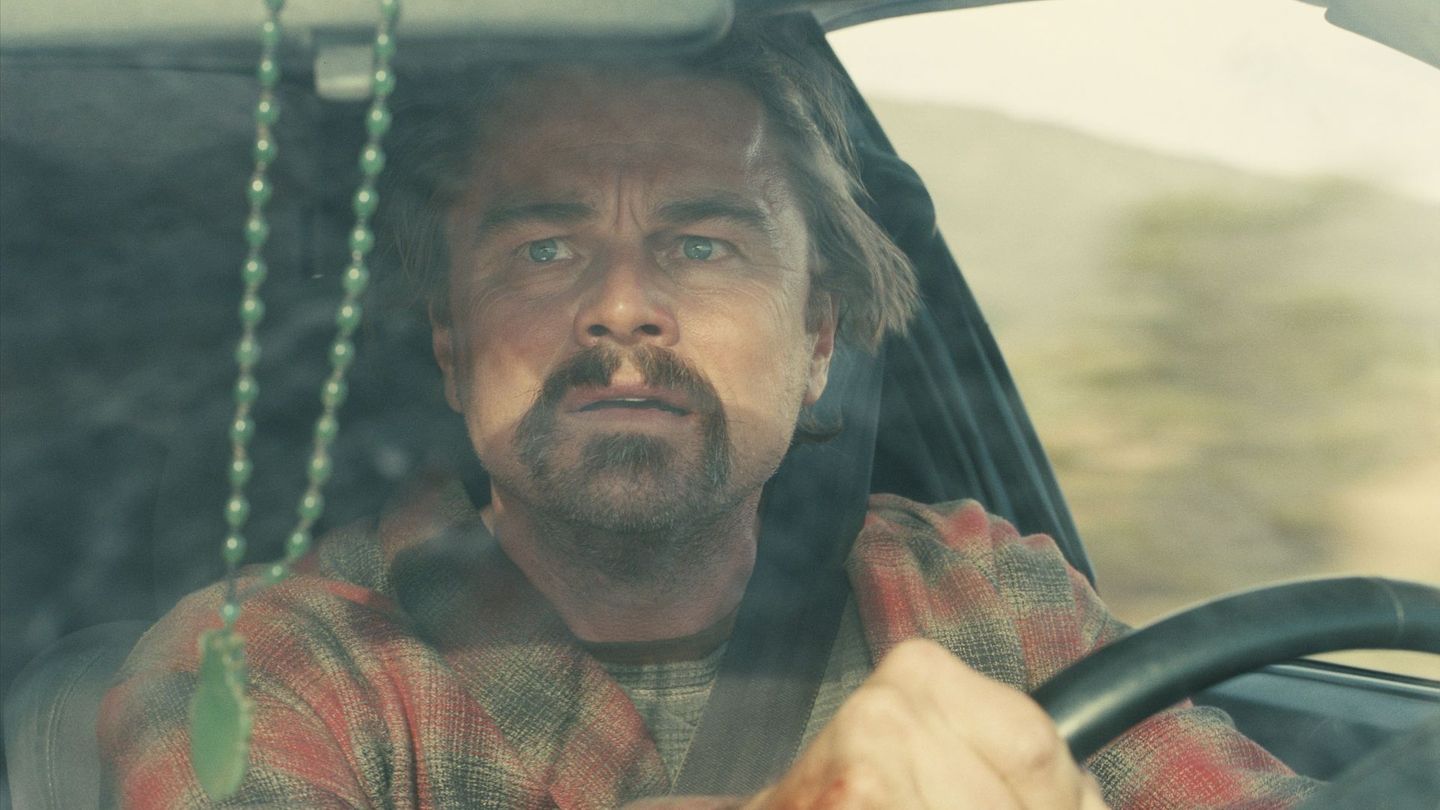 Bob (Leonardo DiCaprio) wird in "One Battle After Another" von seiner Vergangenheit eingeholt.