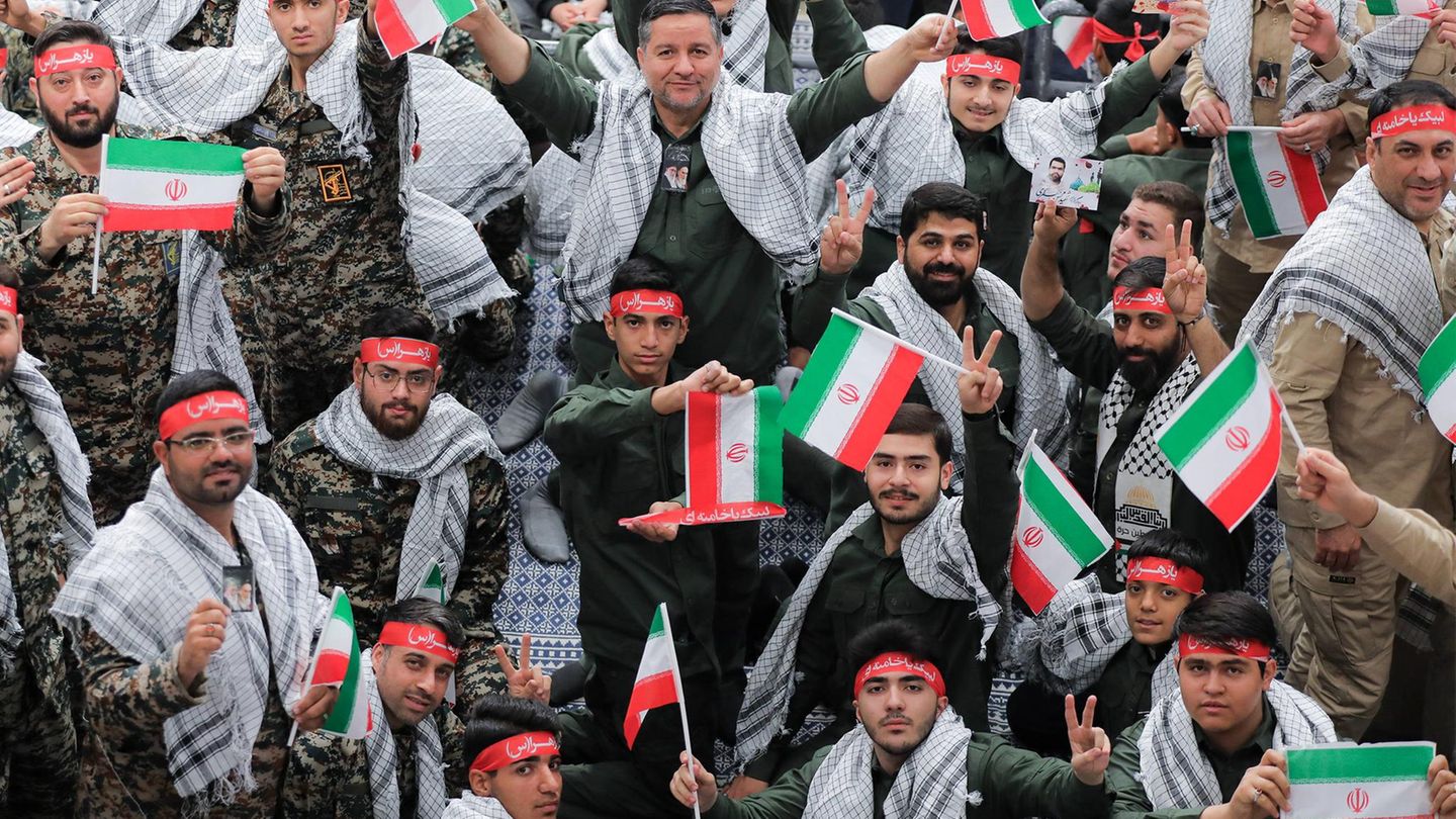 Basidschis bei einer Feier in Teheran im November: Sie sind Teil der Revolutionsgarden im Iran
