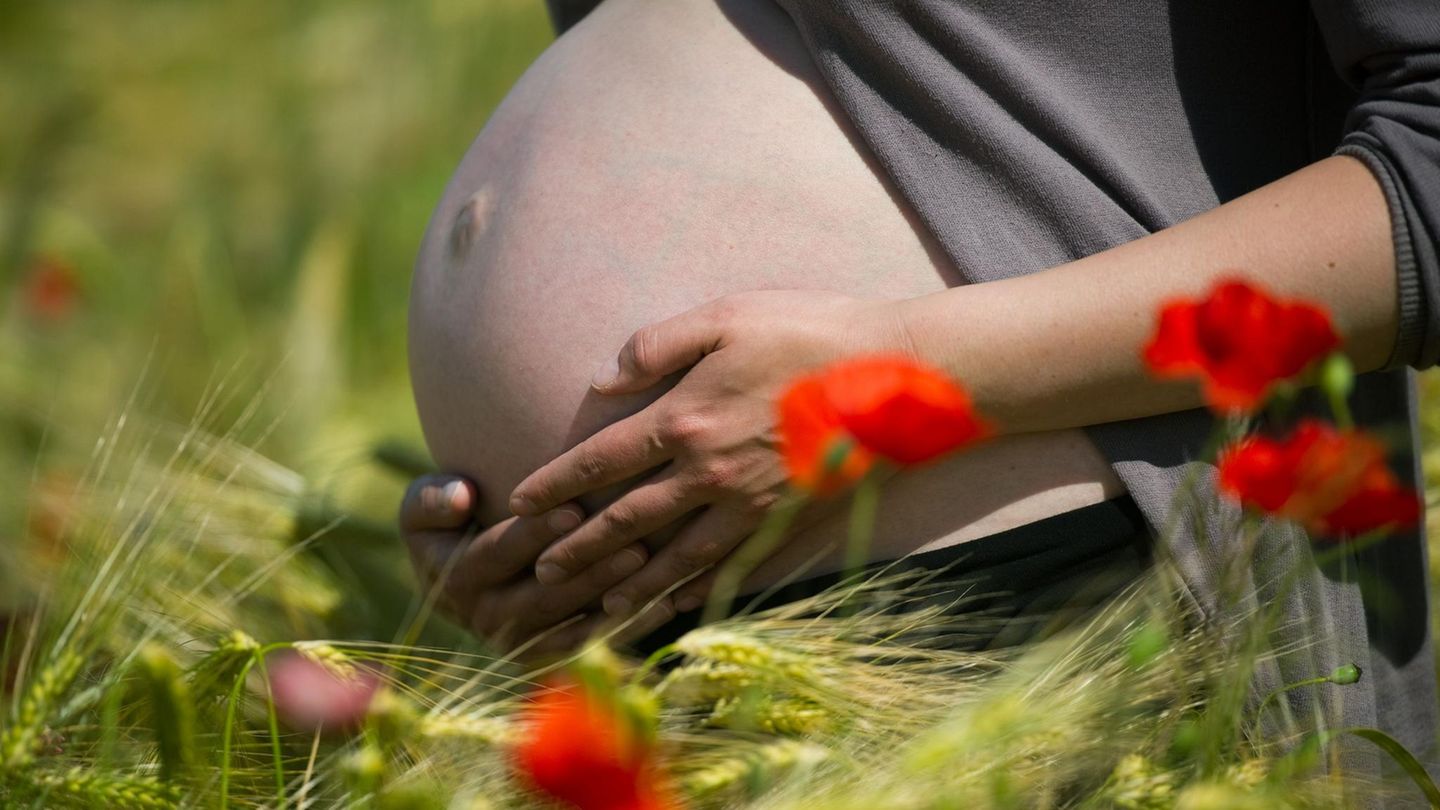 In Deutschland ist die Geburtenrate bekanntermaßen genauso niedrig wie in den meisten anderen Industrienationen. Die Bevölkerung wird schrumpfen und vor allem: Sie wird immer älter. Das bedeutet für die Zukunft: Es wird ökonomisch nicht leichter