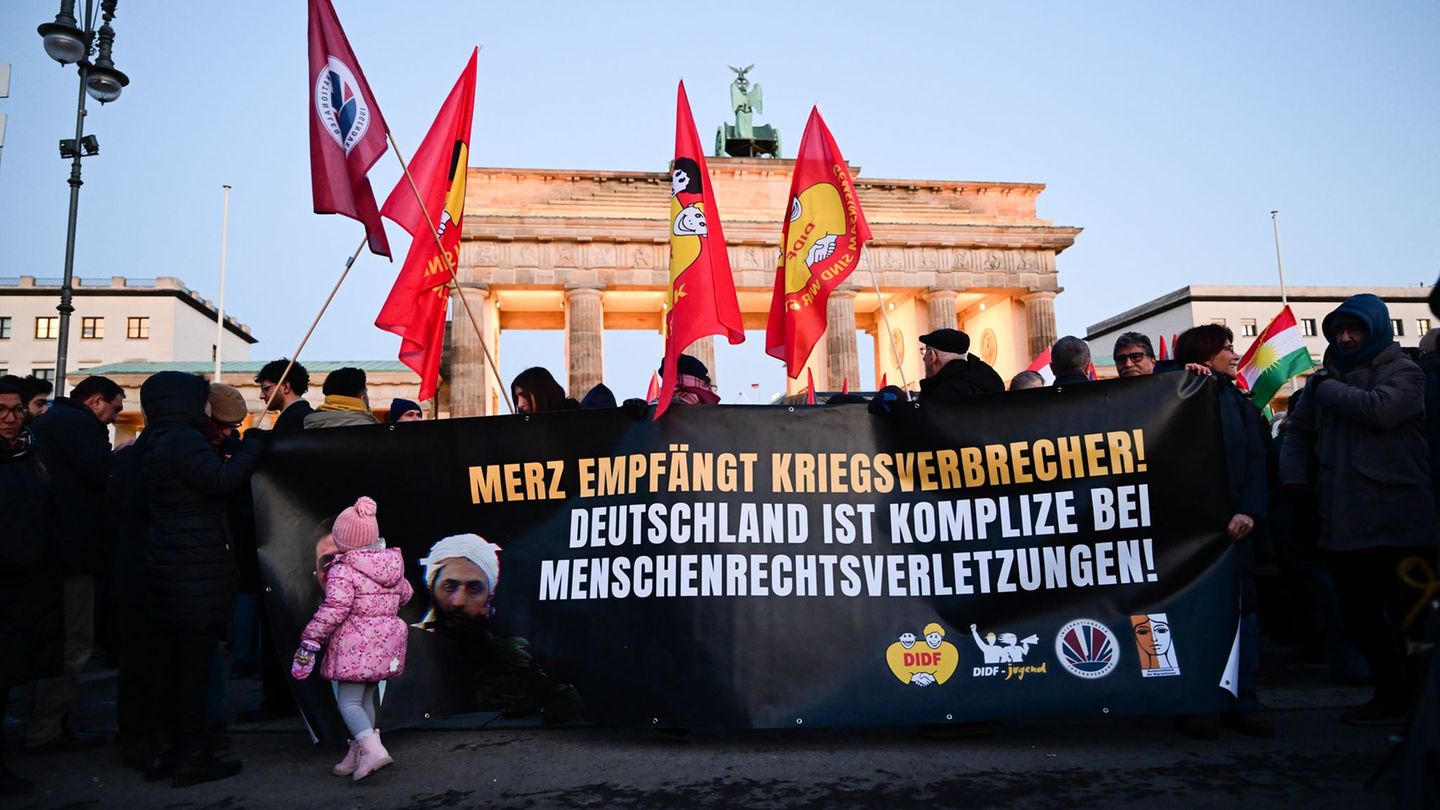 Demonstration gegen Syriens Präsidenten am Brandenburger Tor in Berlin. Foto: Sebastian Christoph Gollnow/dpa