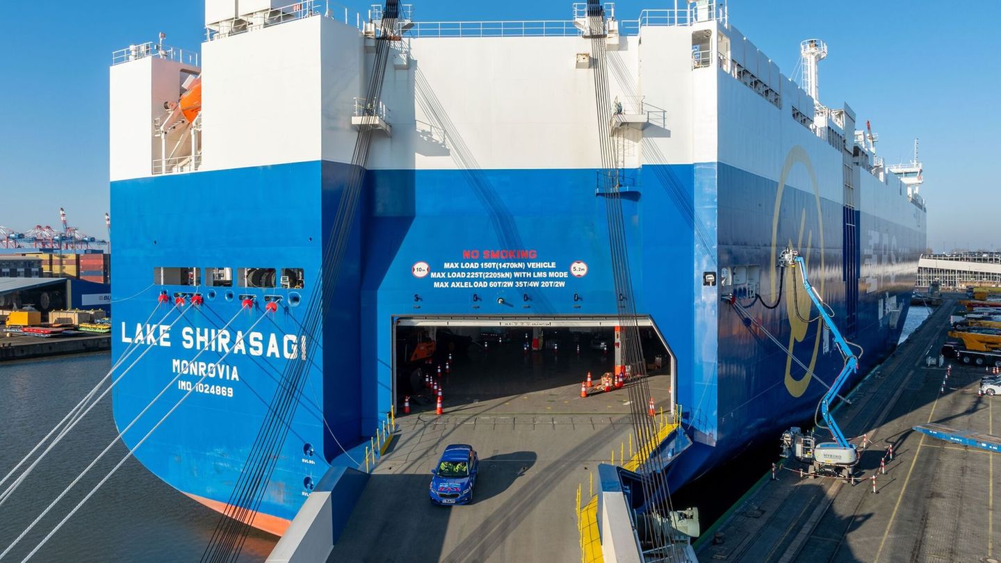 Zunächst hatte der technische Test vonseiten des Schiffes nicht geklappt. (Handout) Foto: Matthias Koch/bremenports/dpa