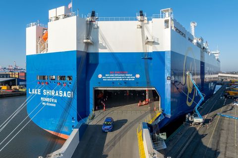 Zunächst hatte der technische Test vonseiten des Schiffes nicht geklappt. (Handout) Foto: Matthias Koch/bremenports/dpa