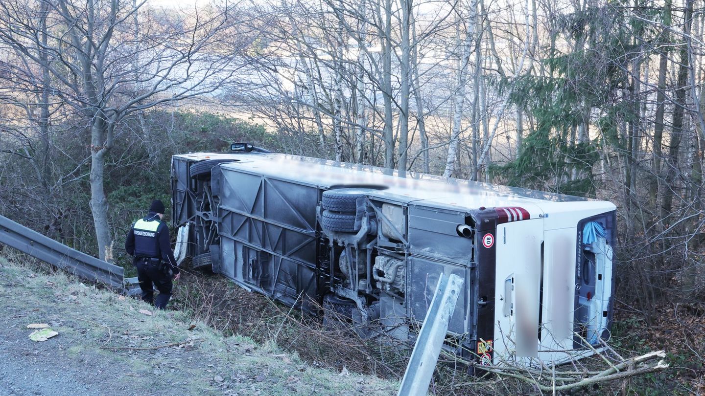 In Thüringen hat es einen Busunfall mit mehreren Verletzten gegeben. Foto: Bodo Schackow/dpa