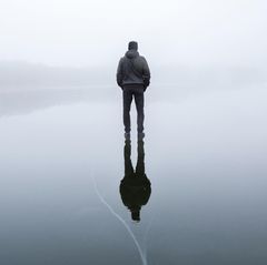 Ein Mann steht auf einem gefrorenen See