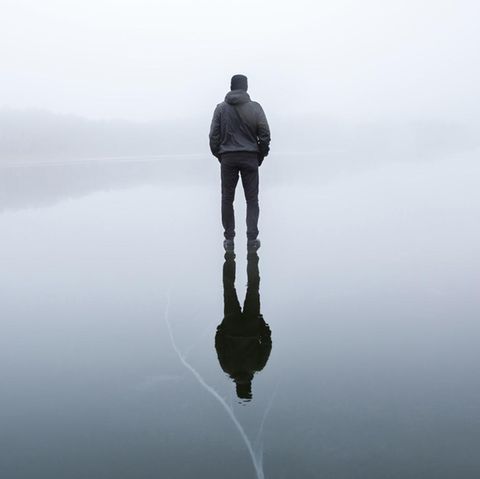 Ein Mann steht auf einem gefrorenen See