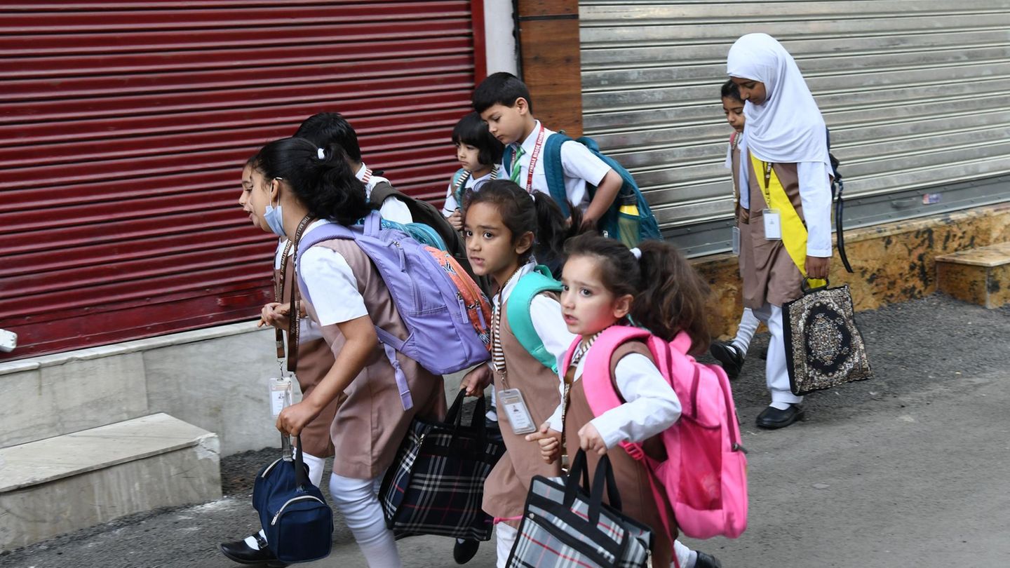 Indien hat China als bevölkerungsreichstes Land der Welt abgelöst. 2024 lebten offiziell 1, 45 Milliarden Menschen auf dem Subkontinent. Dennoch gilt auch hier: Die Geburtenrate ist unter das Bestandserhaltungsniveau gefallen, wie es umständlich heißt