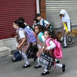 Indien hat China als bevölkerungsreichstes Land der Welt abgelöst. 2024 lebten offiziell 1, 45 Milliarden Menschen auf dem Subkontinent. Dennoch gilt auch hier: Die Geburtenrate ist unter das Bestandserhaltungsniveau gefallen, wie es umständlich heißt