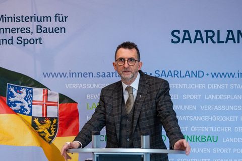 Saar-Innenminister Jost (SPD) befürwortet die Forderung nach einer Befragung unter den Beschäftigten der Polizei. (Archivbild) F