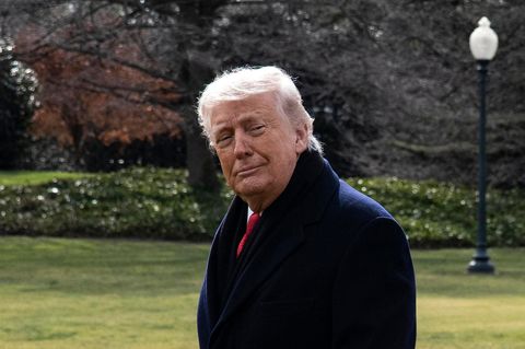 Donald Trump steht im Garten des Weißen Hauses