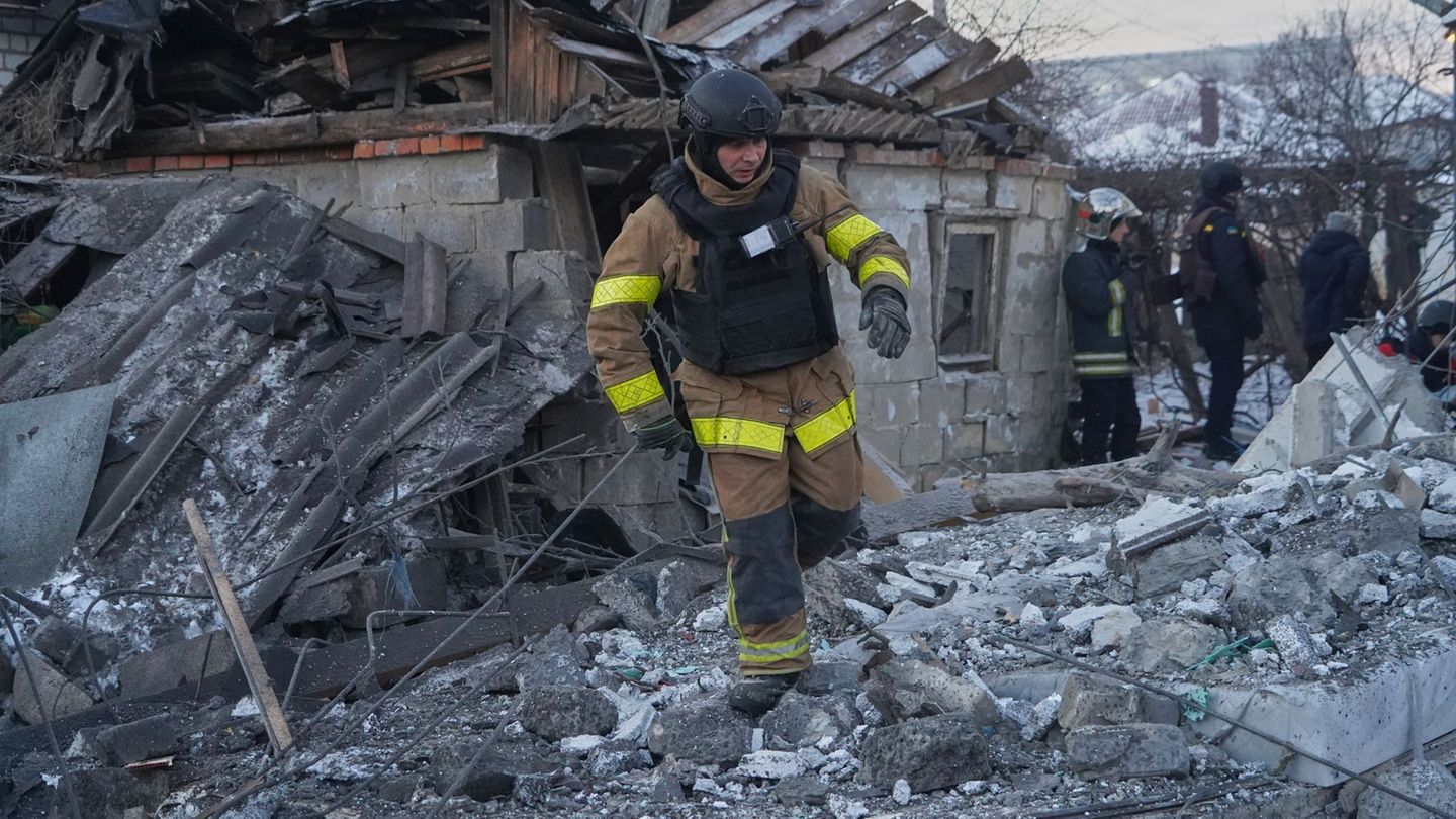 Russische Bomben trafen ein Viertel mit Einfamilienhäusern in Charkiw. Foto: Andrii Marienko/AP/dpa