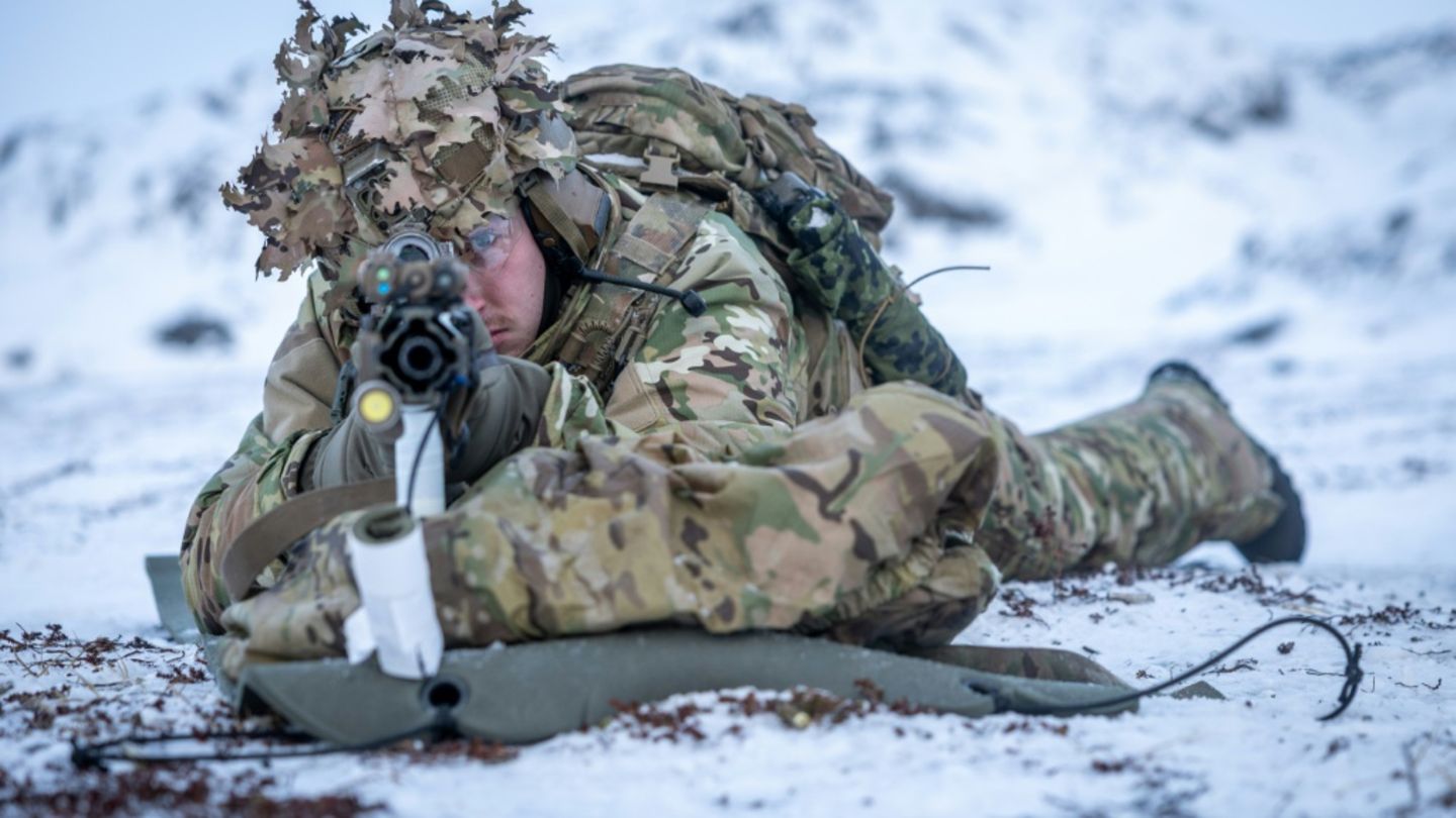 Dänischer Soldat bei Übung in Grönland