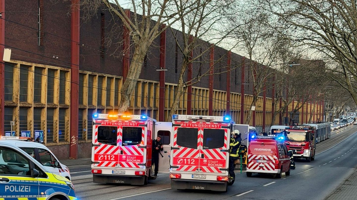 Bei zwei Unfällen von Linienbussen innerhalb von Minuten und nur wenige Meter entfernt sind mehrere Menschen verletzt worden. Za